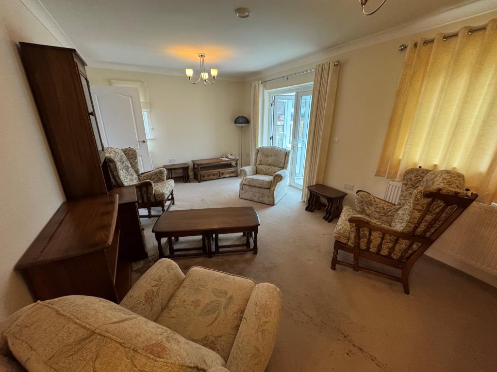 Lot: 120 - TWO-BEDROOM DETACHED BUNGALOW WITH GARAGE - Living room
